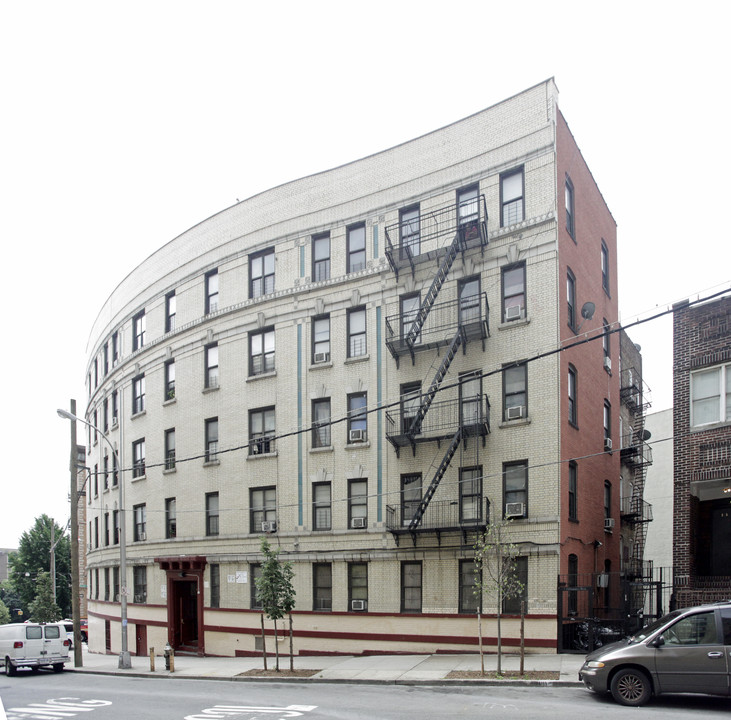 360 E 195 St in Bronx, NY - Foto de edificio