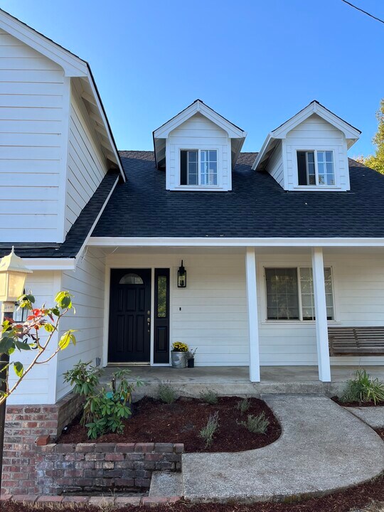 2143 SE Douglas Ave, Unit Main House in Roseburg, OR - Building Photo