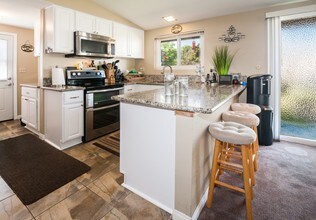 13638 Estero Cir in Tustin, CA - Foto de edificio - Building Photo