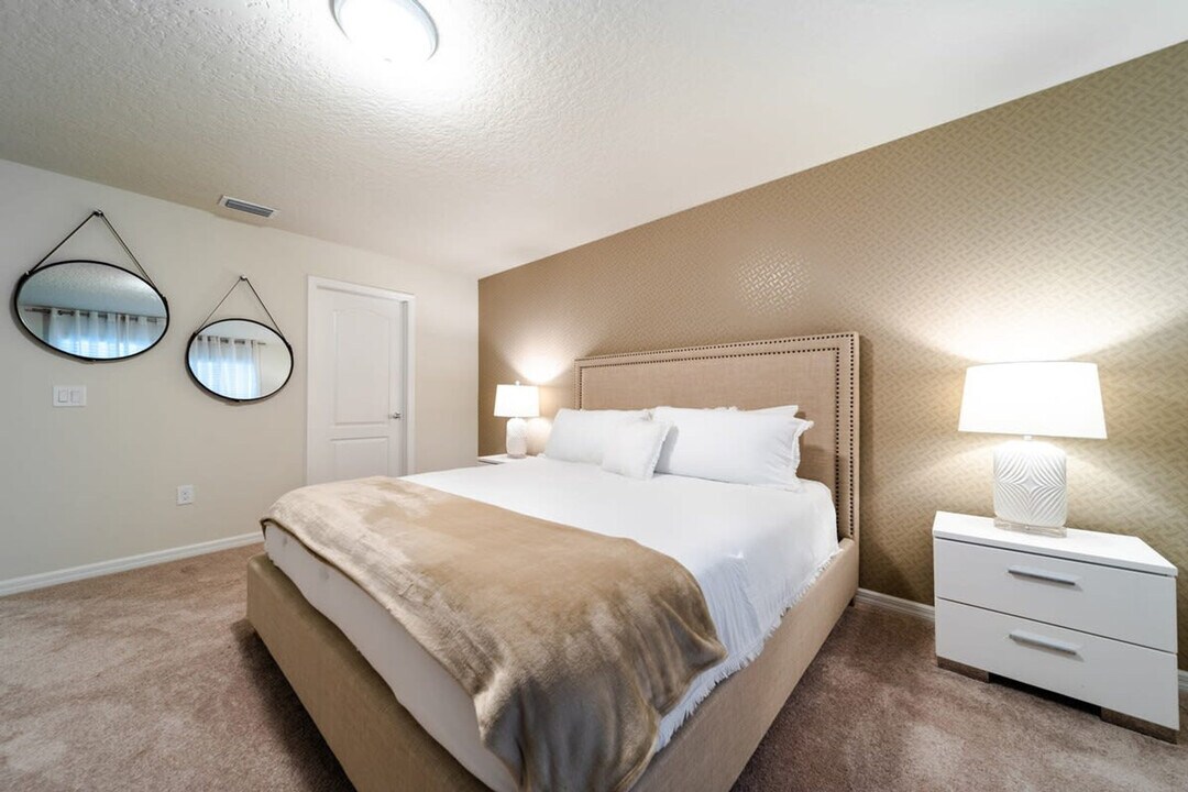2422 Dubai St in Kissimmee, FL - Building Photo