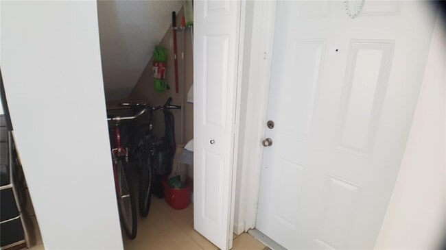 7640 Westwood Dr, Unit 403 in Tamarac, FL - Building Photo - Building Photo