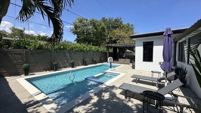818 NE 3rd St in Hallandale Beach, FL - Building Photo - Building Photo