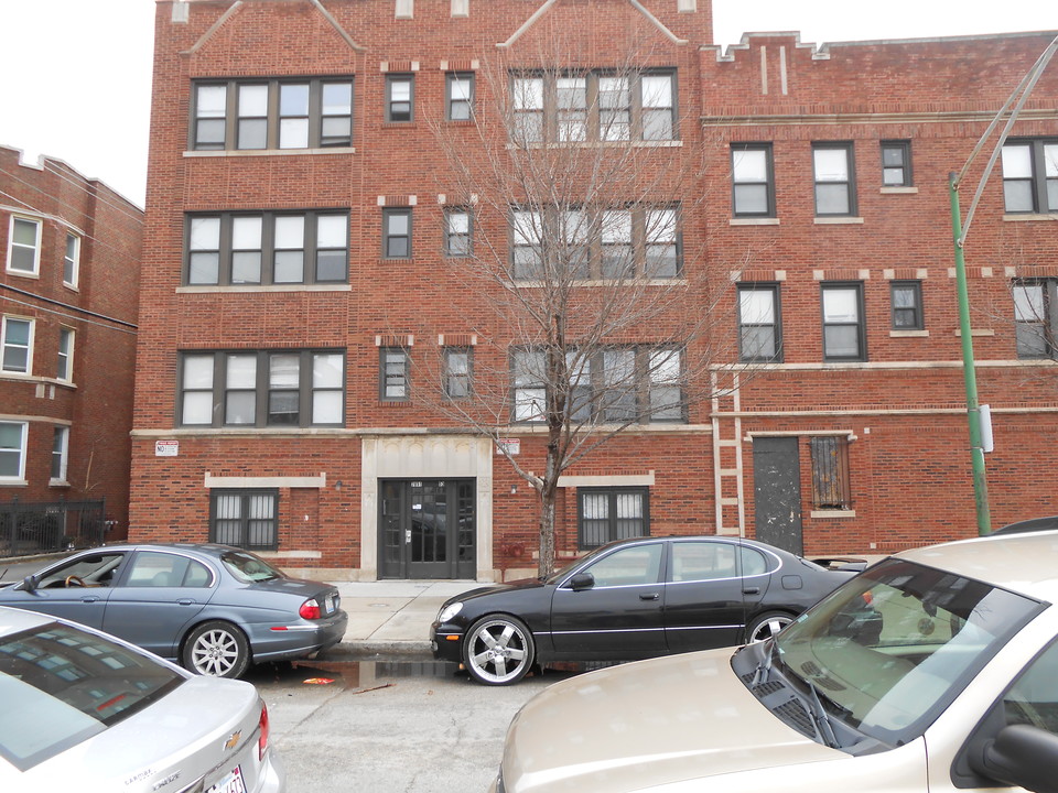7853 S Bennett Ave in Chicago, IL - Building Photo