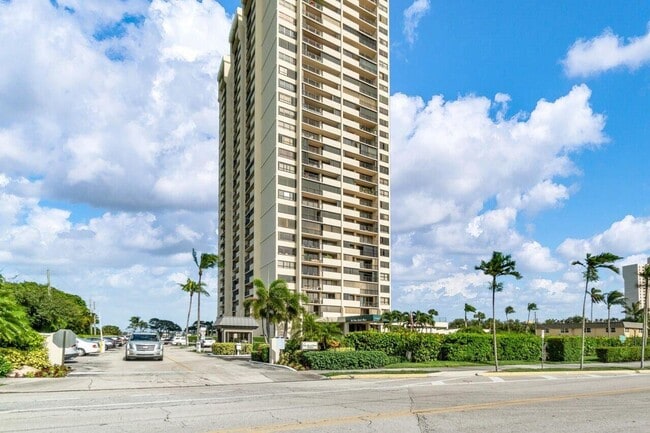 5600 N Flagler Dr in West Palm Beach, FL - Foto de edificio - Building Photo