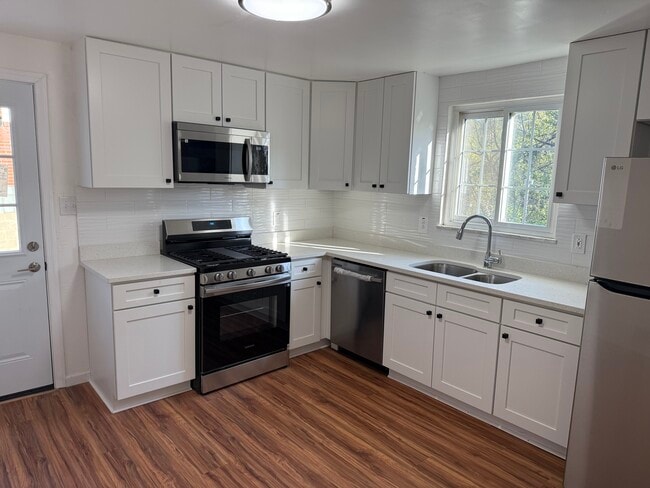 114 Oliver Dr in White Oak, PA - Building Photo - Building Photo