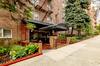 6730 Clyde St in Forest Hills, NY - Building Photo - Building Photo