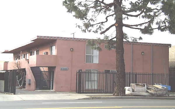 7349 Woodley Ave in Van Nuys, CA - Building Photo