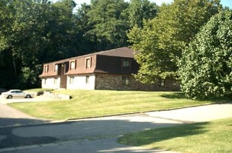 Deerfield Court Apartments in Lancaster, OH - Building Photo - Building Photo