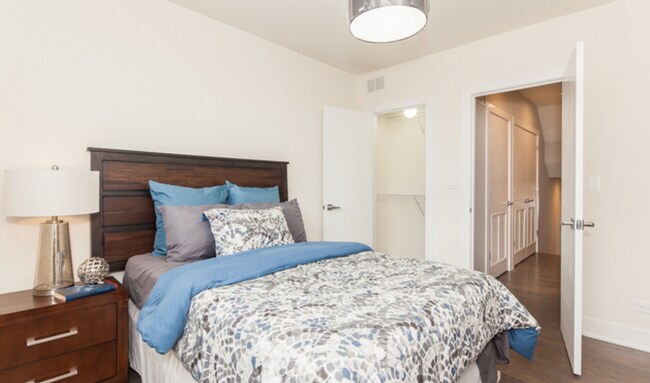 2703 W Belmont Ave in Chicago, IL - Building Photo - Building Photo