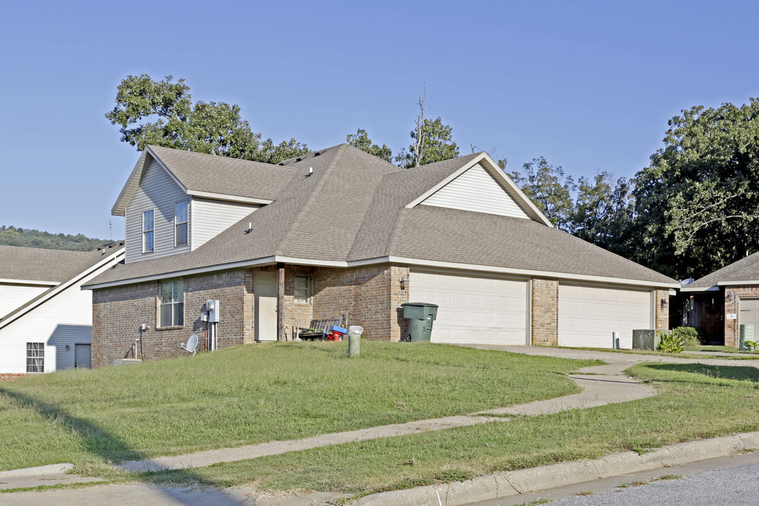 1961-1976 E Peppervine Dr in Fayetteville, AR - Foto de edificio