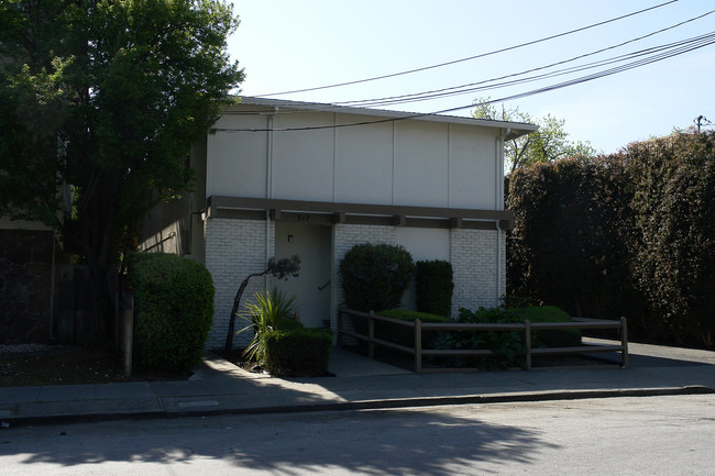 317 Poplar Ave in Redwood City, CA - Foto de edificio - Building Photo