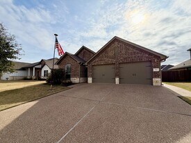 916 Cumberland St in McGregor, TX - Building Photo