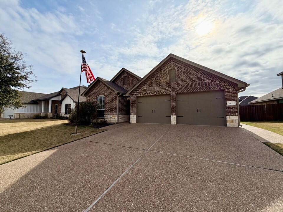 916 Cumberland St in McGregor, TX - Building Photo