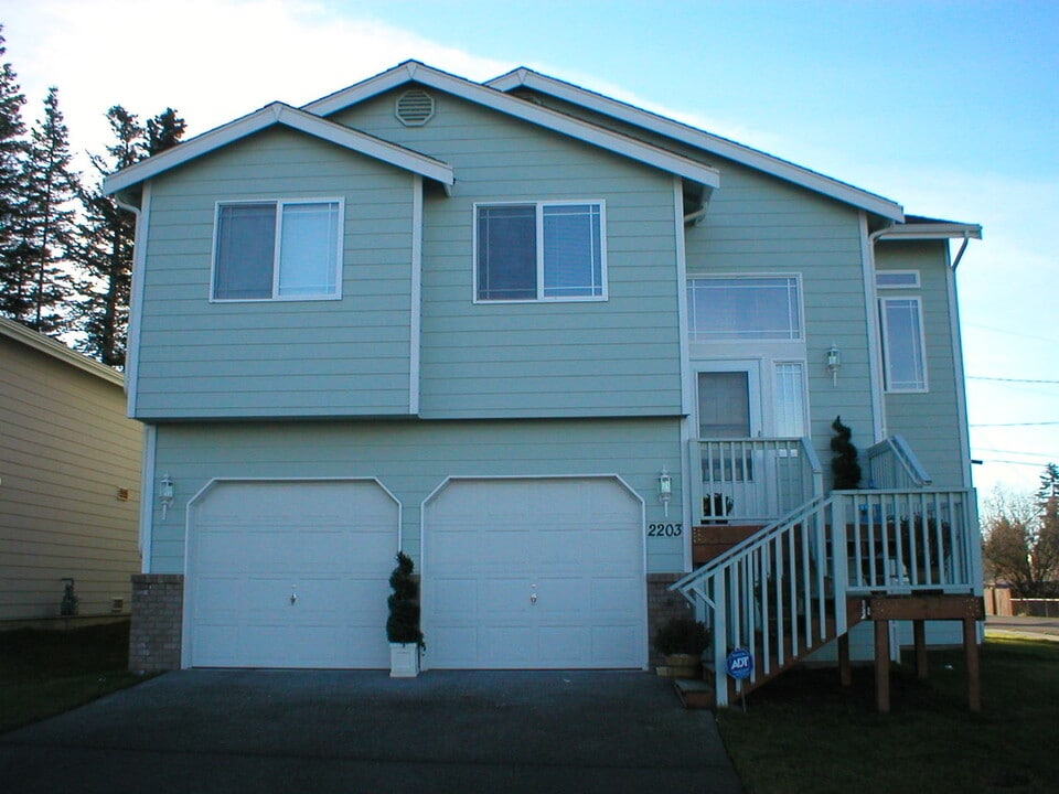 2203 S 252nd Pl in Des Moines, WA - Building Photo