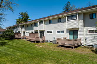 Bloomfield Village in Bloomfield, CT - Foto de edificio - Building Photo