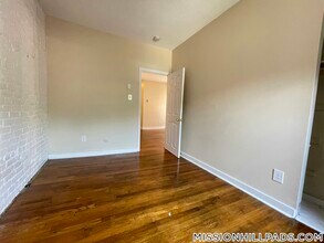 896 Huntington Ave, Unit 8 in Boston, MA - Foto de edificio - Building Photo