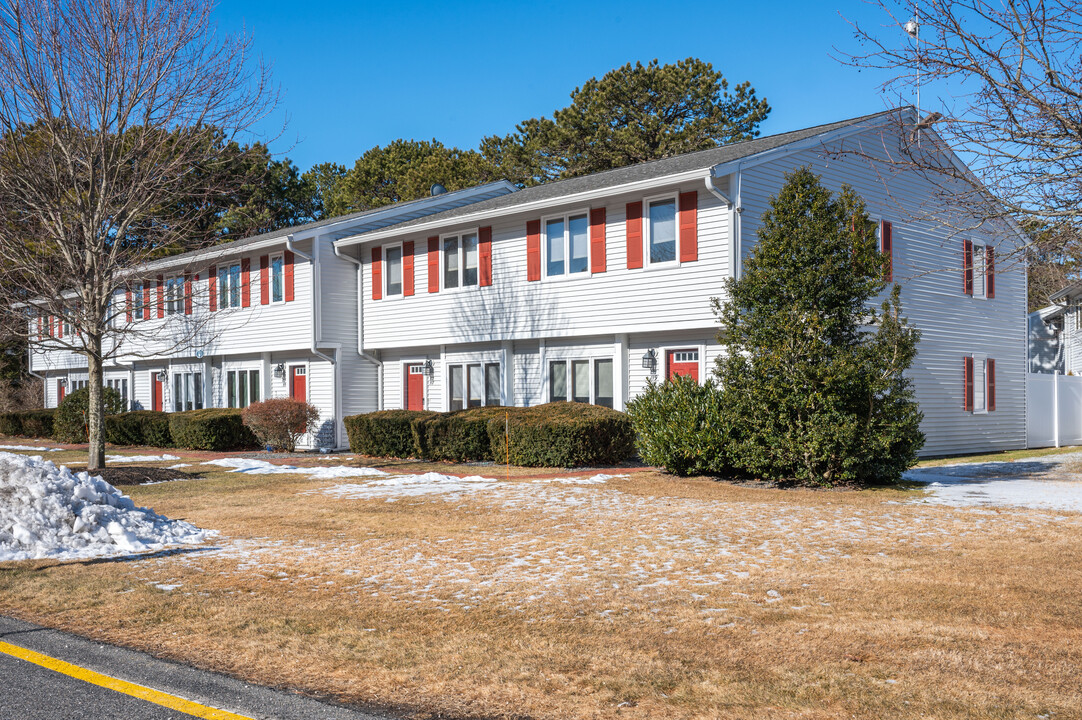 Quashnet Valley in Mashpee, MA - Building Photo