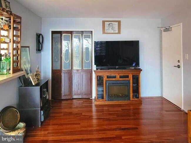 12 S Van Dorn St, Unit 401 in Alexandria, VA - Building Photo - Building Photo