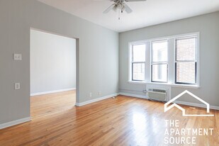 736 W Addison St, Unit S3 in Chicago, IL - Building Photo