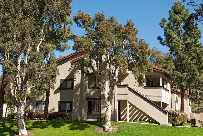 Mission Hills in Oceanside, CA - Foto de edificio - Building Photo