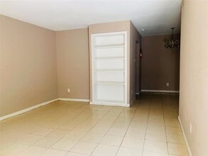 5625 Antoine Dr in Houston, TX - Foto de edificio - Building Photo