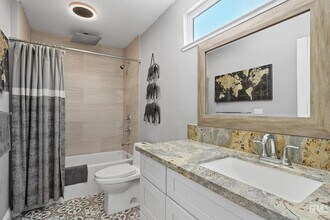 8000 Kroll Way in Bakersfield, CA - Foto de edificio - Building Photo