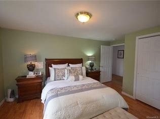 258 Rakoczy Ave, Unit 2flr in Fairfield, CT - Building Photo - Building Photo