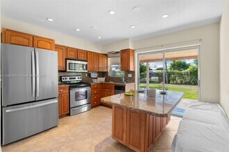 7305 NW 95th Way in Tamarac, FL - Building Photo - Building Photo