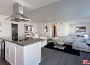 131 S Maple Dr in Beverly Hills, CA - Building Photo - Building Photo