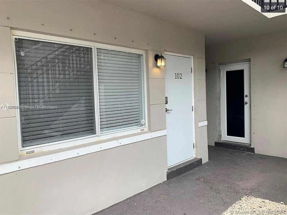 81 Edgewater Dr in Coral Gables, FL - Building Photo