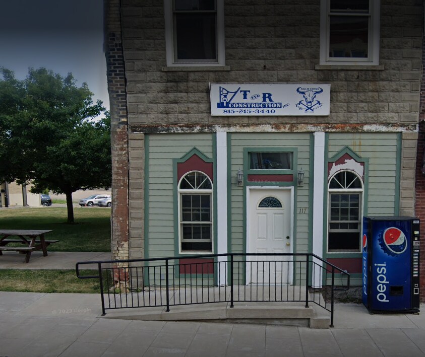 117 E Main St, Unit C in Warren, IL - Building Photo