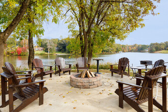 Lofts By The Lake in Greer, SC - Foto de edificio - Building Photo