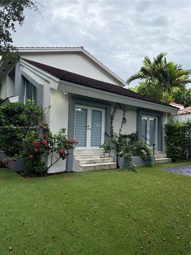 3231 Salzedo St in Coral Gables, FL - Building Photo - Building Photo