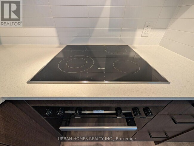 1 Quarrington Lane in North York, ON - Building Photo - Building Photo