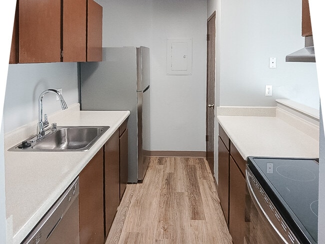 Phoenix Court Apartments in Kent, WA - Building Photo - Building Photo