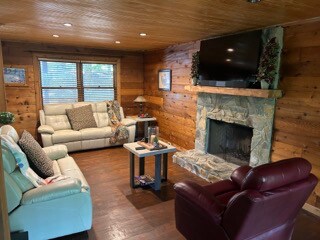 property at 105 N Arrowhead Dr