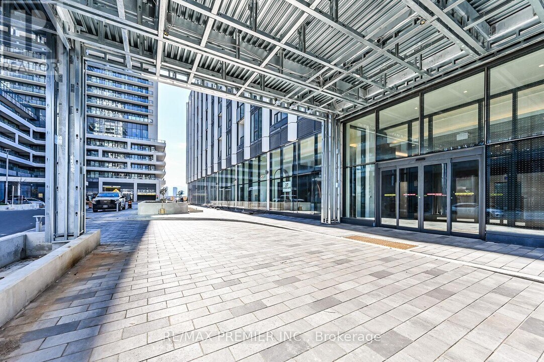 27 Korda Gate in Vaughan, ON - Building Photo