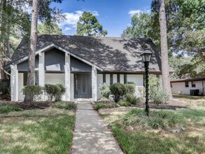 1951 Round Spring Dr in Houston, TX - Building Photo - Building Photo