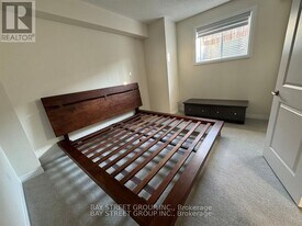 121 Settlers Rd E in Oakville, ON - Building Photo