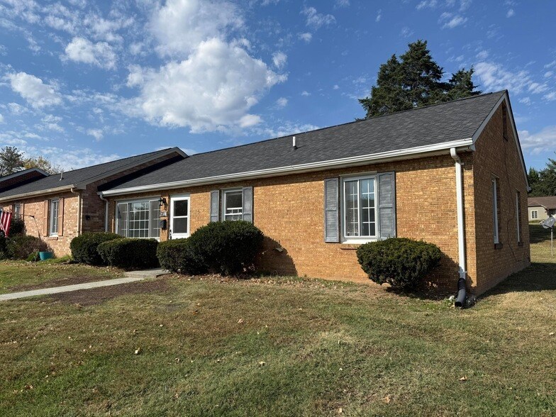 1101 Lakeview Pl in Hollins, VA - Building Photo