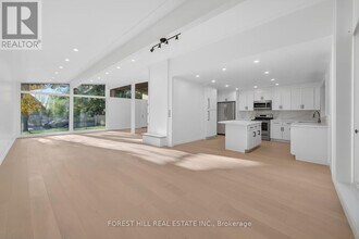 19 Candis Dr in Toronto, ON - Building Photo - Building Photo