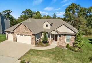 1605 Labrador Dr in Columbia, MO - Foto de edificio - Building Photo