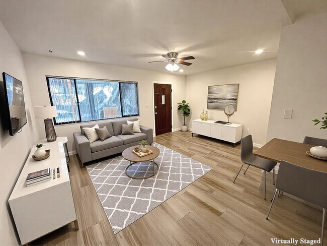 749 E Montebello Ave, Unit 130 in Phoenix, AZ - Foto de edificio - Building Photo