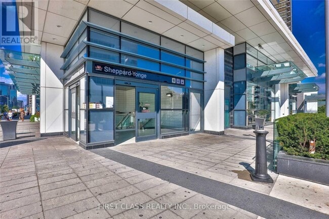 17 Anndale Dr in Toronto, ON - Building Photo - Building Photo