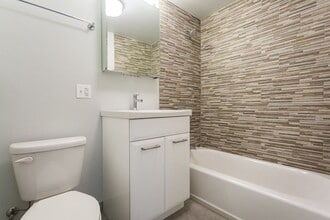 6142 N Kenmore Ave, Unit 504, in Chicago, IL - Building Photo - Building Photo