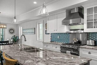 4 Wimbledon Cir in Portsmouth, RI - Building Photo - Building Photo