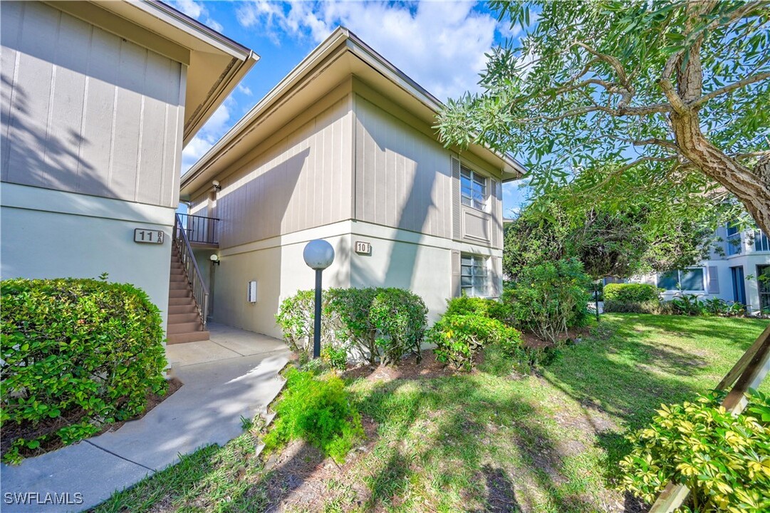 10 Bobolink Ct in Naples, FL - Foto de edificio