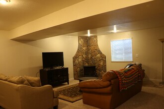 3916 Eagles Nest Dr in Evans, CO - Foto de edificio - Building Photo