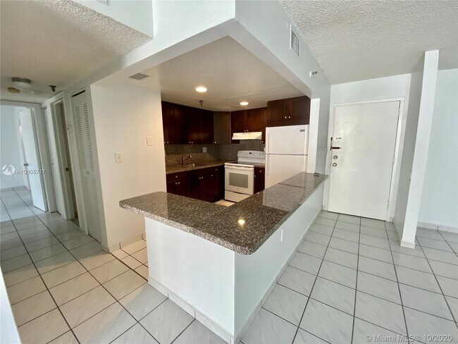 9686 Fontainebleau Blvd-Unit -407 in Miami, FL - Foto de edificio - Building Photo