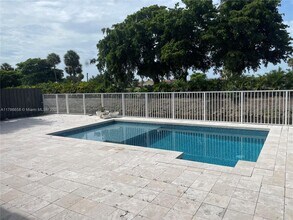 10570 NW 51st St in Doral, FL - Building Photo - Building Photo